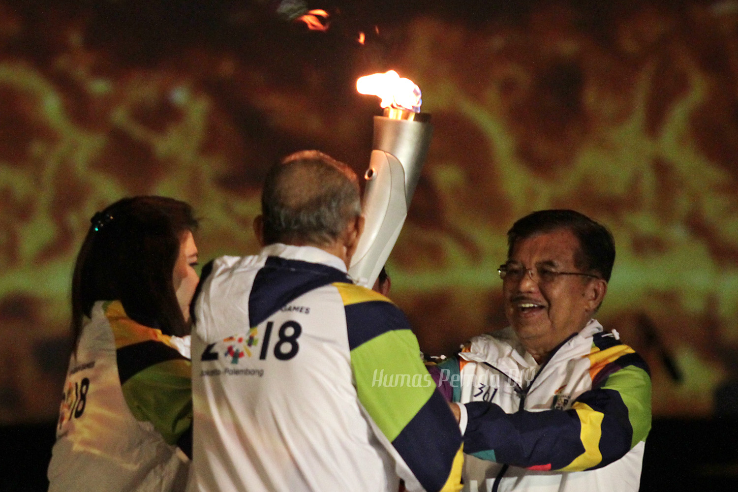 Wapres RI Menyalakan Api Obor Asian Games di Candi Prambanan